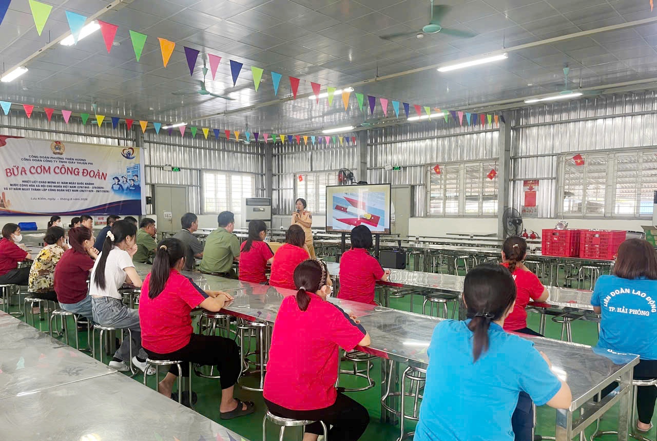 Tuyên truyền an toàn giao thông cho công nhân Công ty TNHH Thuận Phi (phường Lưu Kiếm)